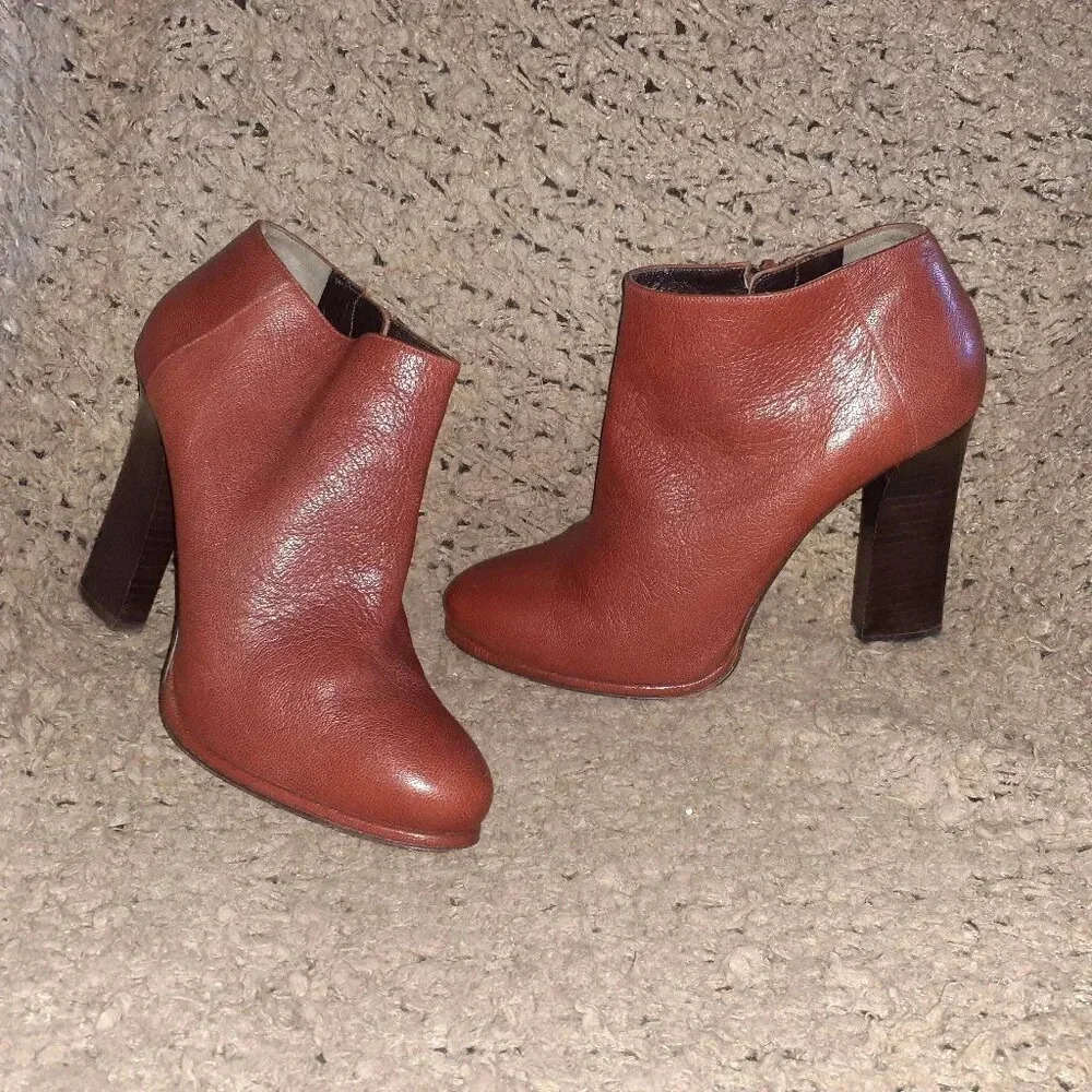HOSS INTROPIA-ANTHROPOLOGIE-Mahogany Leather-Curved Heel Booties-Sz 39-Excellent